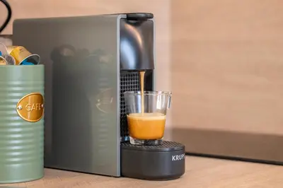 a juicer is making a glass of orange juice at Studio Banane 2 min croisette mitoyen Martinez in Cannes