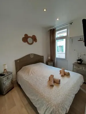 a bedroom with a bed with two teddy bears on it at 2 pièces Cannes centre in Cannes