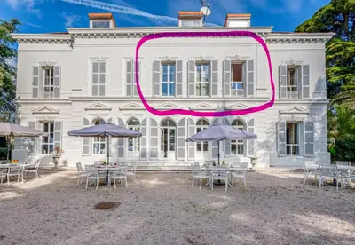 a building with tables and chairs in front of it at Appartement 3P dans Maison Bourgeoise - 6 personnes - Vue Mer - Parking in Cannes
