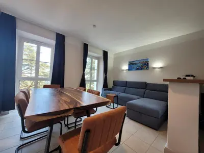 a living room with a table and a couch at Appartement 3P dans Maison Bourgeoise - 6 personnes - Vue Mer - Parking in Cannes
