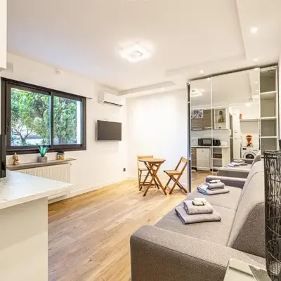 4 BARON - Spacieux studio rénové quartier des Anglais