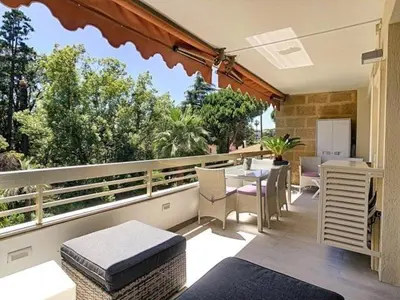 a patio with a table and chairs on a balcony at Appartement 2 Pièces,Cannes, Résidence Le Merival in Cannes