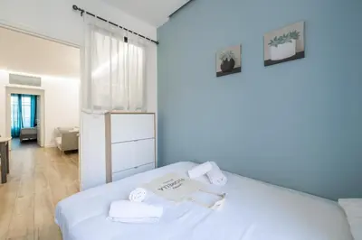 a bedroom with a bed with towels on it at LE BAMBOO idéalement situé en centre-ville, pour familles ou petits groupes in Cannes