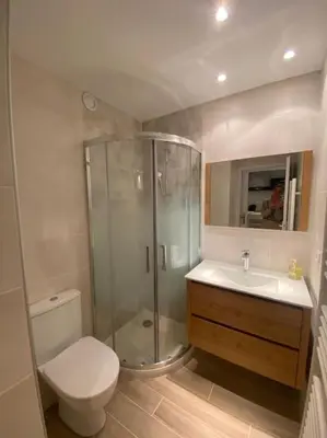 a bathroom with a shower and a toilet and a sink at Appartement neuf Pointe Croisette, 50 m de la mer in Cannes