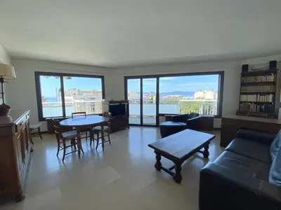 a living room with a couch and a table at Cannes proche Croisette - Appartement 3 Pièces vue mer terrasse Helv7 in Cannes