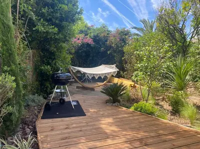 a barbecue grill on a wooden path in a garden at Cannes appartement 1 chambre - Victoriam in Cannes