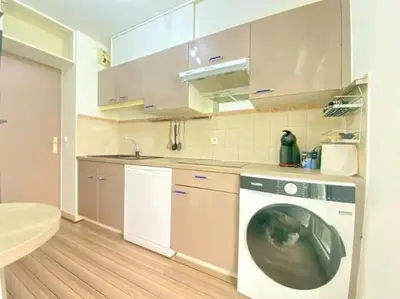 a kitchen with a washing machine in the middle at Cannes Résidence Passy avec Piscine in Cannes