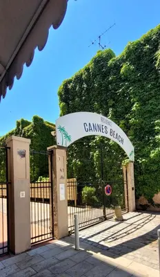 a gate in front of a fence with a sign that reads games beach at Appartement proche de la plage in Cannes