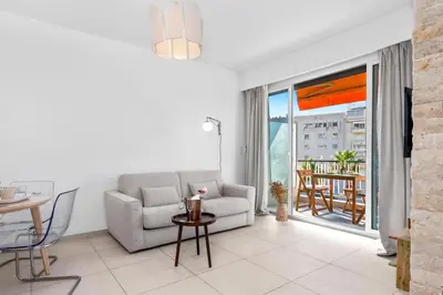 a living room with a couch and a table at Croisette et Plages - Lumineux deux pièces - FW in Cannes