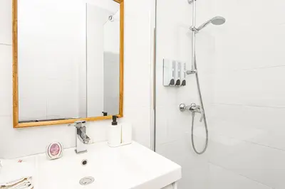 a bathroom with a sink and a shower at Croisette et Plages - Lumineux deux pièces - FW in Cannes