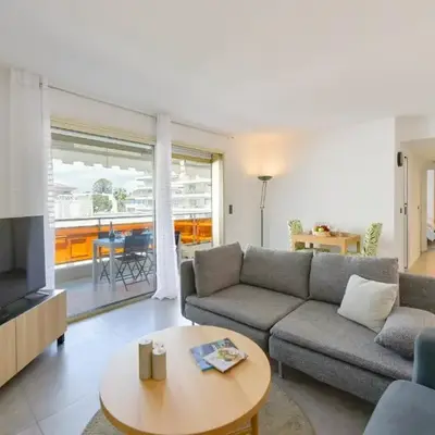 Renovated 1Br apartment terrace walk to beach