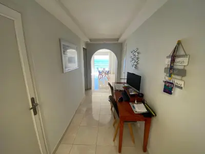 a room with a desk with a computer on it at Appartement vue panoramique sur Cannes, 100M2 3P in Cannes