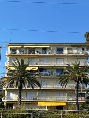 a building with palm trees in front of it at Appartement vue panoramique sur Cannes, 100M2 3P in Cannes