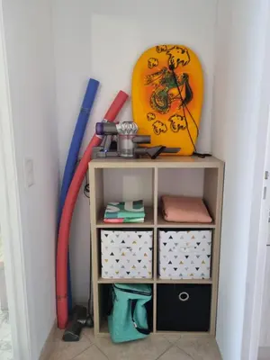 a shelf with a surfboard on a wall at Spacieux 2 pièces terrasse et piscine in Cannes