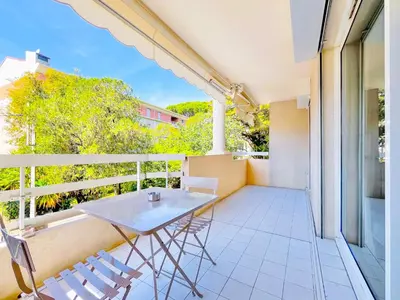 a patio with a table and chairs on a balcony at Le Cannes Mélodie - Terrasse in Cannes