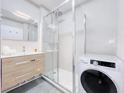 a washing machine in a bathroom with a shower at Le Cannes Mélodie - Terrasse in Cannes