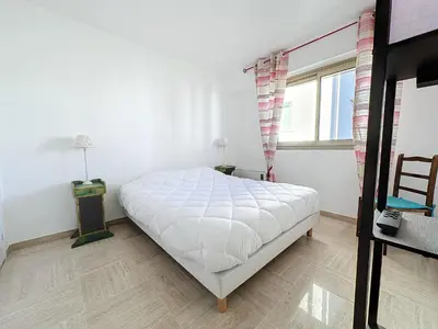 a bedroom with a large white bed in a room at 78m2 Terrasse vue mer à 50m de la Croisette in Cannes