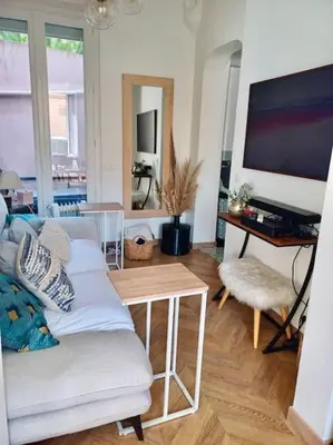 a living room with a couch and a flat screen tv at Charmant 3pièces près de Cannes in Le Cannet