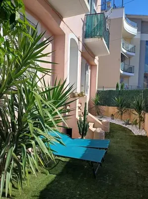 a blue bench in front of a building at Charmant 3pièces près de Cannes in Le Cannet