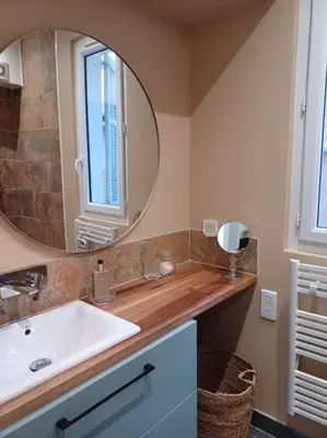 a bathroom with a sink and a mirror at Charmant 3pièces près de Cannes in Le Cannet