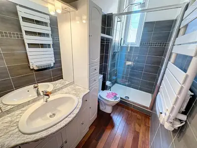 a bathroom with a sink and a shower and a toilet at ROL2 - Beau 2 pièces avec balcon et vue mer latérale in Cannes