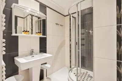 a bathroom with a sink and a shower at ARM1 - Beau 2 pièces avec terrasse d'angle in Cannes