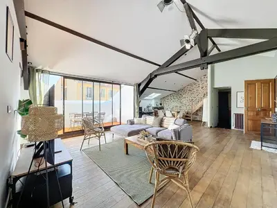 a living room with a couch and a table at 140m2 vue mer, 3 chambres, centre-ville in Cannes