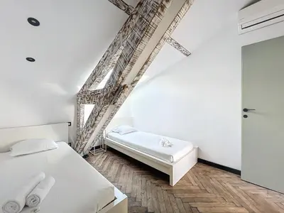 a white room with a bed and a ladder at 140m2 vue mer, 3 chambres, centre-ville in Cannes