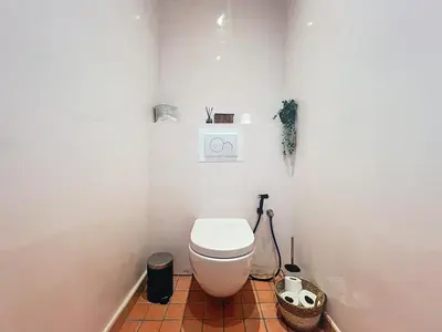 a bathroom with a white toilet in a room at 140m2 vue mer, 3 chambres, centre-ville in Cannes