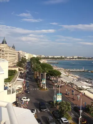 a view of a city with a beach and the ocean at Cannes plage 2 pièces Croisette centre ville in Cannes