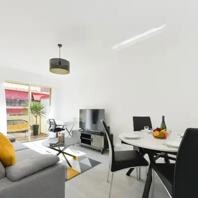 Apartment with Terrace walk to Beaches & Shopping