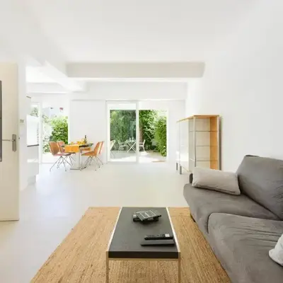 1-bedroom apartment walk to beach garage