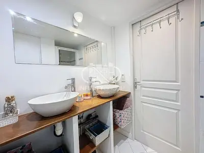a bathroom with two sinks and a white door at Grand 2p Proche Palais - Boulevard Delaup Cannes in Cannes