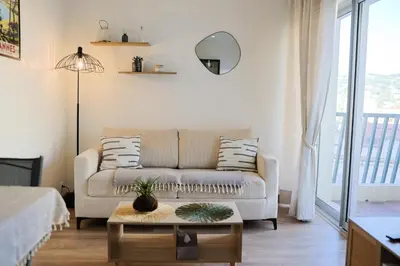 a living room with a couch and a table at Appartement à 10min à pied Palais Festivals in Cannes
