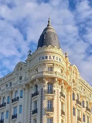 a building with a dome on top of it at Chambre cosy dans T3 in Cannes