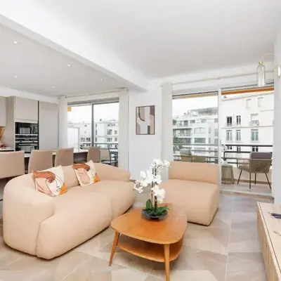 Carlton area lux 2 beds 2 baths