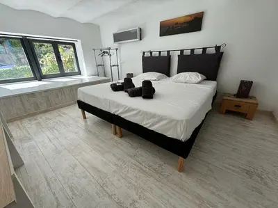 a bedroom with a large bed in a room at Le Grenade - Spacieux 2 chambres Cannes centre 5min à pied in Cannes