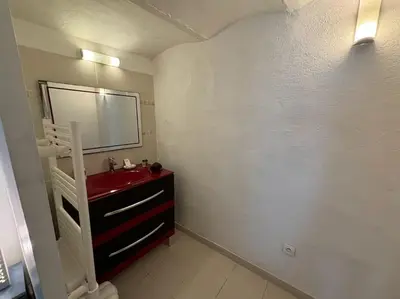 a bathroom with a red sink and a mirror at Le Grenade - Spacieux 2 chambres Cannes centre 5min à pied in Cannes