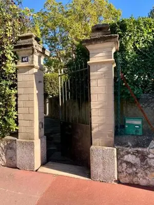 an entrance to a building with a gate at Maison CENTRE CANNES 2 CHAMBRES 4 COUCHAGES in Cannes