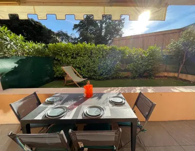 a table and chairs on a patio at Appartement 2 pièces avec un jardin privatif in Cannes