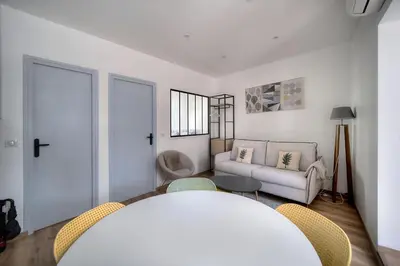 a living room with a couch and a table and chairs at Elégant 2 pièces TERRASSE, SUQUET-CENTRE HISTORIQUE A1B261 in Cannes
