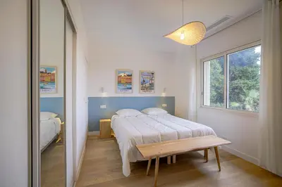 a bedroom with a bed and a window at Villa rénovée- Vue mer- Centre de Cannes in Cannes