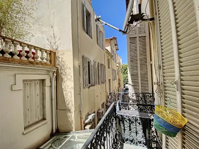 an alley with a balcony with a basket on it at en centre ville magnifique pied a terre ran44 in Cannes