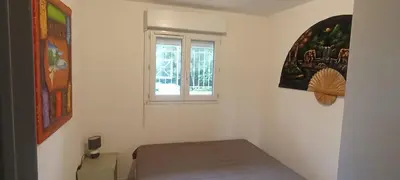 a bedroom with a bed and a window at 2P en RDJ dans résidence avec piscine et tennis, proche Cannes et commodités in Le Cannet