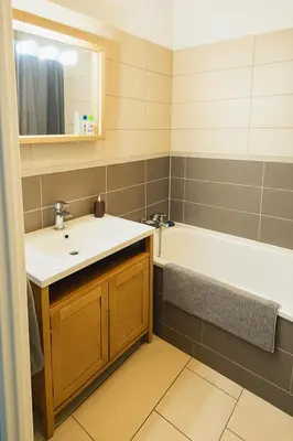 a bathroom with a sink and a bath tub at Charmant appartement avec terrasse in Le Cannet