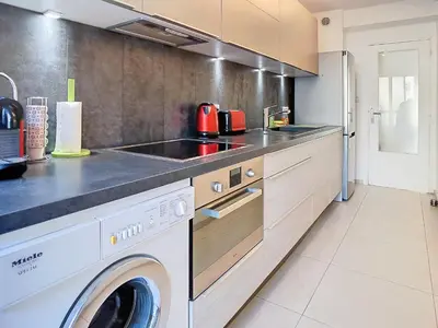 a kitchen with a washer and dryer in it at Beau 2 pièces proche Croisette avec parking 211 in Cannes