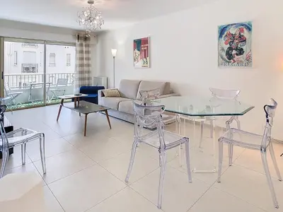 a living room with a glass table and chairs at Beau 2 pièces proche Croisette avec parking 211 in Cannes
