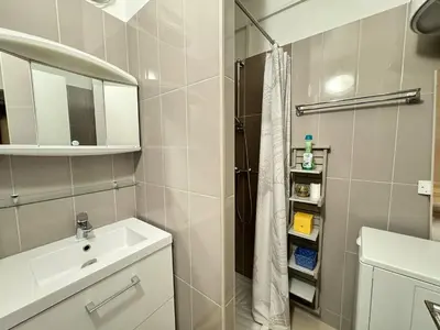 a bathroom with a sink and a shower at Cannes proche Croisette - 2 pièces au calme avec terrasse in Cannes
