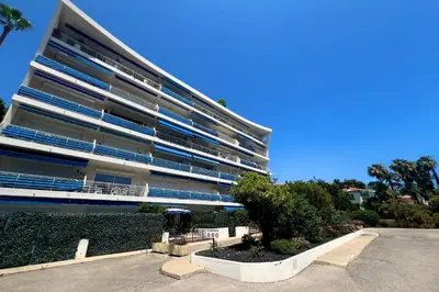 a large building with a parking lot in front of it at CANNES - STUDIO proximité Mer et commerces in Cannes