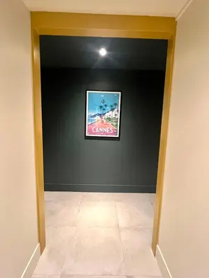 a room with a wall with a picture on it at CANNES - STUDIO proximité Mer et commerces in Cannes